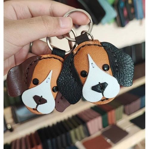 พวงกุญแจบีเกิ้ลหนังแท้สีน้ำตาล-ขาว งานเย็บมือแฮนด์เมด แขวนอยู่กับกุญแจรถ - 01