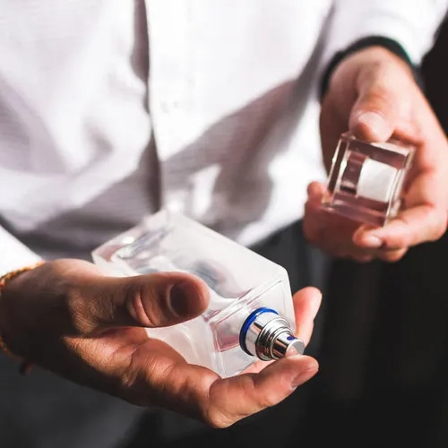 น้ำหอมสำหรับผู้ชาย เป็นอีกหนึ่งไอเท็มที่สะท้อนสไตล์และความใส่ใจในรายละเอียด