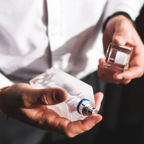 น้ำหอมสำหรับผู้ชาย เป็นอีกหนึ่งไอเท็มที่สะท้อนสไตล์และความใส่ใจในรายละเอียด