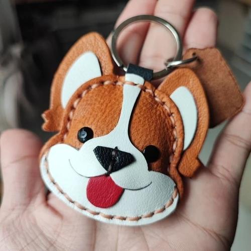 พวงกุญแจหนังแท้รูปหมาคอร์กี้สีน้ำตาลขาว งานแฮนด์เมดเย็บมือสำหรับห้อยกุญแจและประดับกระเป๋า - 01