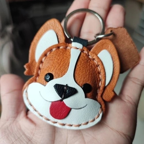พวงกุญแจหนังแท้รูปหมาคอร์กี้สีน้ำตาลขาว งานแฮนด์เมดเย็บมือสำหรับห้อยกุญแจและประดับกระเป๋า - 01
