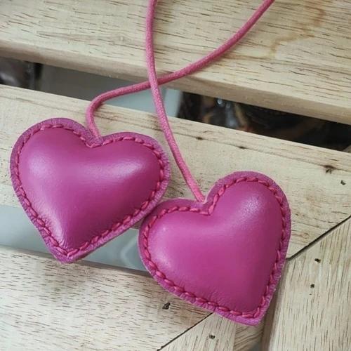 ที่ห้อยกระเป๋าหนังแท้รูปหัวใจ สีสวย งานแฮนด์เมดเย็บมือ สำหรับตกแต่งกระเป๋าและพวงกุญแจ - 02