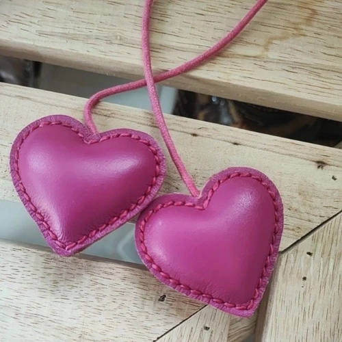 ที่ห้อยกระเป๋าหนังแท้รูปหัวใจ สีสวย งานแฮนด์เมดเย็บมือ สำหรับตกแต่งกระเป๋าและพวงกุญแจ - 02