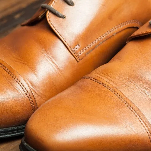 รองเท้าหนังสีน้ำตาลสำหรับผู้ชายดีไซน์คลาสสิก