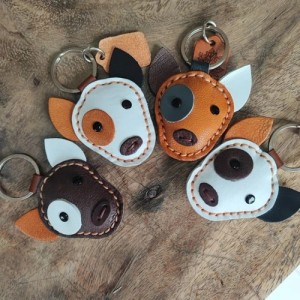 พวงกุญแจสุนัขหนังแท้แฮนด์เมด รูปหมาไทยและบลูเทอเรีย งานฝีมือเย็บประณีตสีน้ำตาลและขาวด่าง