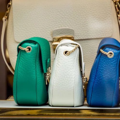 กระเป๋าถือสามใบสามสไตล์วางเรียงกัน