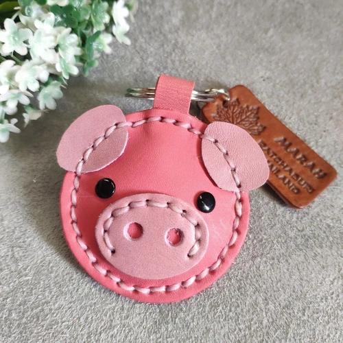 พวงกุญแจหมูหนังแท้เย็บมือ สีน้ำตาลธรรมชาติ ห้อยกระเป๋า - 04