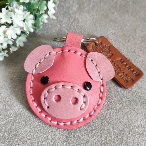 พวงกุญแจหมูหนังแท้เย็บมือ สีน้ำตาลธรรมชาติ ห้อยกระเป๋า - 04