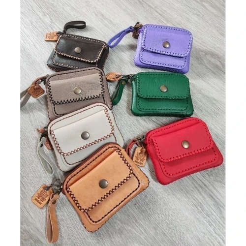 กระเป๋าใส่เหรียญหนังแท้สีน้ำตาล งานแฮนด์เมด ใบเล็กสำหรับผู้หญิง วางคู่กับบัตร ATM และเหรียญ - 06