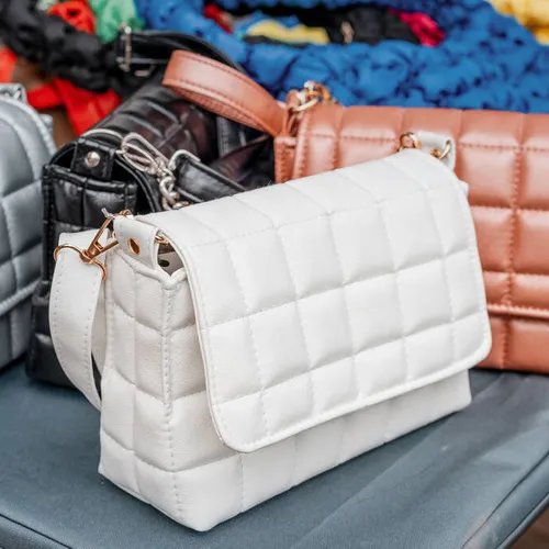 กระเป๋าแบรนด์เนมมือสองของแท้วางรวมกันหลายใบ