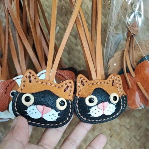 ที่ห้อยกระเป๋าหนังแท้รูปแมว งานแฮนด์เมดพรีเมียมสีธรรมชาติ ดีไซน์น่ารักสำหรับทาสแมว - 05