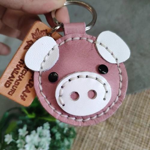 พวงกุญแจหมูหนังแท้เย็บมือ สีน้ำตาลธรรมชาติ ห้อยกระเป๋า - 01
