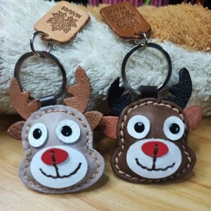 พวงกุญแจกวางหนังแท้ งานแฮนด์เมดสีน้ำตาล ดีไซน์มินิมอลสำหรับห้อยกุญแจรถและตกแต่งกระเป๋า