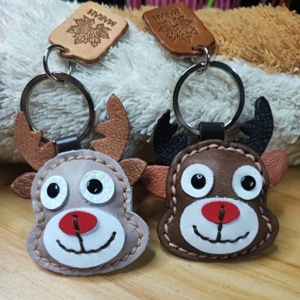 พวงกุญแจกวางหนังแท้ งานแฮนด์เมดสีน้ำตาล ดีไซน์มินิมอลสำหรับห้อยกุญแจรถและตกแต่งกระเป๋า