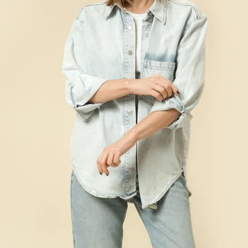 ผู้หญิงในลุค Boyish กับเสื้อเชิ้ตยีนส์ที่สะท้อนความมั่นใจและเป็นตัวเอง