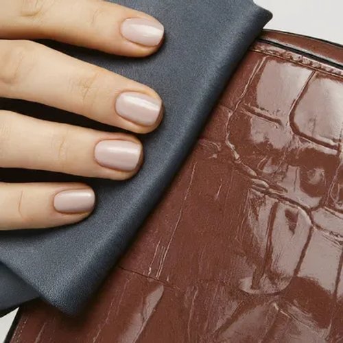 การใช้น้ำยาทำความสะอาดเช็ดบนกระเป๋าหนังอย่างถูกวิธี