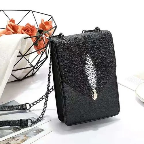 กระเป๋าสะพายข้างหนังปลากระเบนสีดำ ประดับหัวงูสีทอง