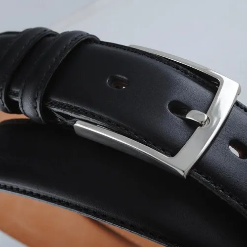 เข็มขัดหนังสีดำวางอยู่บนพื้นหลังสีขาว