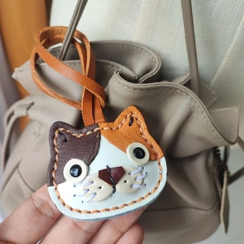 ที่ห้อยกระเป๋าหนังแท้รูปแมว งานแฮนด์เมดพรีเมียมสีธรรมชาติ ดีไซน์น่ารักสำหรับทาสแมว - 02