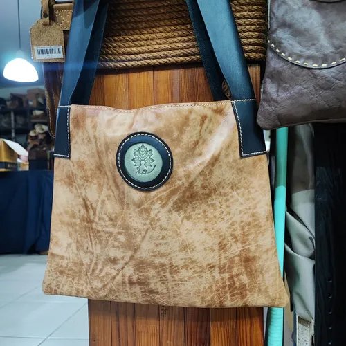 กระเป๋าย่ามหนังคุณภาพ แขวนโชว์ในร้าน สะท้อนคุณค่าของงานฝีมือ