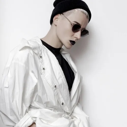 สาวเซอร์ในลุคที่เป็นตัวของตัวเองพร้อมหมวกบีนนี่และแจ็คเก็ตโอเวอร์ไซส์