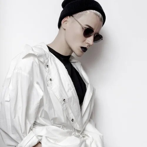 สาวเซอร์ในลุคที่เป็นตัวของตัวเองพร้อมหมวกบีนนี่และแจ็คเก็ตโอเวอร์ไซส์