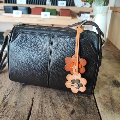 พวงกุญแจดอกไม้หนังแท้ฟอกฝาดสีธรรมชาติ งานแฮนด์เมดเย็บมือสำหรับใช้ห้อยกุญแจและห้อยกระเป๋า - 04