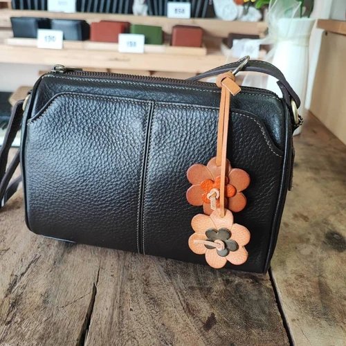 พวงกุญแจดอกไม้หนังแท้ฟอกฝาดสีธรรมชาติ งานแฮนด์เมดเย็บมือสำหรับใช้ห้อยกุญแจและห้อยกระเป๋า - 04