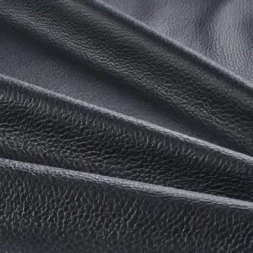 พื้นผิวหนังแท้ของกระเป๋าสีดำที่สวยงามเหนือกาลเวลา