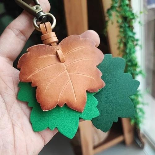พวงกุญแจใบไม้หนังแท้สีน้ำตาล งานแฮนด์เมดดีไซน์วินเทจสำหรับห้อยกุญแจรถและตกแต่งกระเป๋า - 06