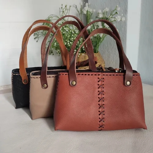 กระเป๋าหนังหลากหลายสีที่อาจซีดจางและเสียสภาพหากโดนแดดเป็นประจำ