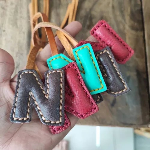 ที่ห้อยกระเป๋า N หนังแท้สีน้ำตาลเข้ม แขวนอยู่บนหูกระเป๋าถือของผู้หญิง - 03