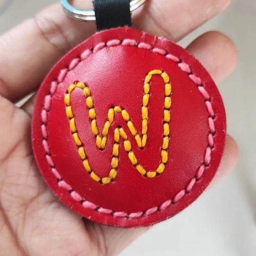 พวงกุญแจตัวอักษรภาษาอังกฤษ ดีไซน์หนังถัก หนังวัวแท้ สีน้ำตาล สำหรับห้อยกุญแจรถและตกแต่งกระเป๋า - 01