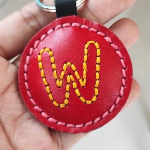 พวงกุญแจตัวอักษรภาษาอังกฤษ ดีไซน์หนังถัก หนังวัวแท้ สีน้ำตาล สำหรับห้อยกุญแจรถและตกแต่งกระเป๋า - 01