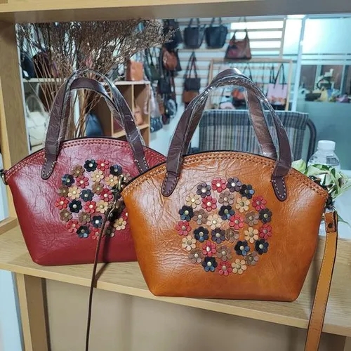 กระเป๋าหนังสองใบที่โชว์พื้นผิวและดีไซน์ซึ่งสะท้อนถึงความทนทานและอายุการใช้งาน