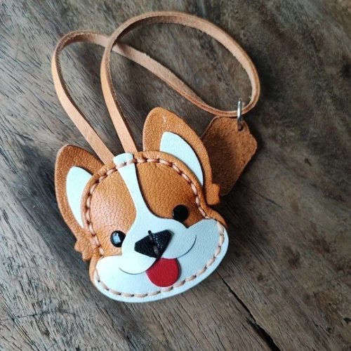 ที่ห้อยกระเป๋าคอร์กี้หนังแท้ งานแฮนด์เมดเย็บมือสีน้ำตาลขาวสำหรับตกแต่งกระเป๋า - 02