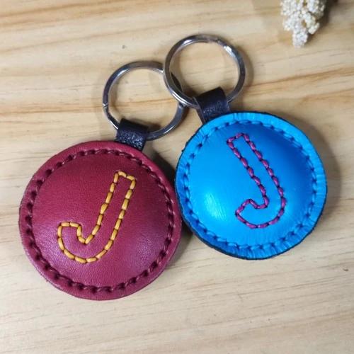 พวงกุญแจตัวอักษรภาษาอังกฤษ ดีไซน์หนังถัก หนังวัวแท้ สีน้ำตาล สำหรับห้อยกุญแจรถและตกแต่งกระเป๋า - 06