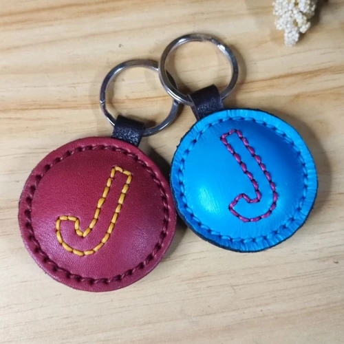 พวงกุญแจตัวอักษรภาษาอังกฤษ ดีไซน์หนังถัก หนังวัวแท้ สีน้ำตาล สำหรับห้อยกุญแจรถและตกแต่งกระเป๋า - 06