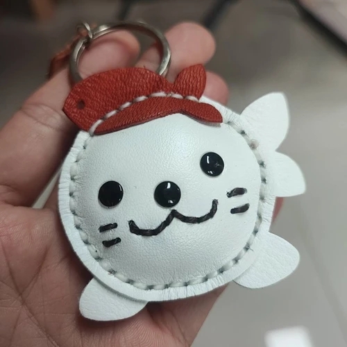 พวงกุญแจแมวน้ำหนังแท้แฮนด์เมดสีน้ำตาลสำหรับห้อยกระเป๋าและลูกกุญแจ - 02