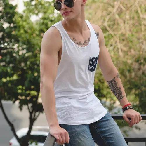 ภาพปกของบทความ ทำไมหนุ่มไทยจึงไม่ค่อยนิยมสวมเสื้อกล้ามกลางแจ้ง