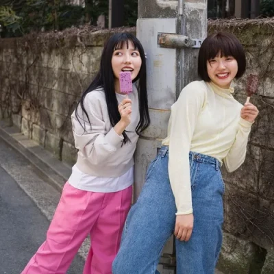 ภาพปกของบทความ สไตล์การแต่งตัวในยุค 90: การย้อนยุคที่ไม่ซ้ำใคร