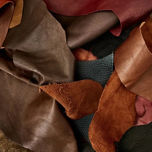 ตัวอย่างแผ่นหนังแท้หลากสีสัน แสดงให้เห็นผิวสัมผัสและกลิ่นอายธรรมชาติของงานหนัง