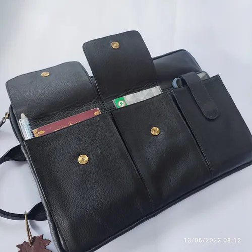 กระเป๋าเอกสารหนังแท้สีดำสุดคลาสสิก เปิดให้เห็นการจัดเก็บที่เป็นระเบียบเรียบร้อย