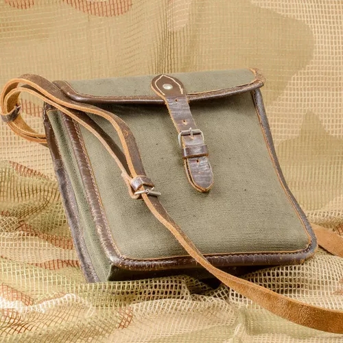 กระเป๋าผ้าแคนวาสผสมหนังแท้ที่แสดงร่องรอยจากการใช้งาน