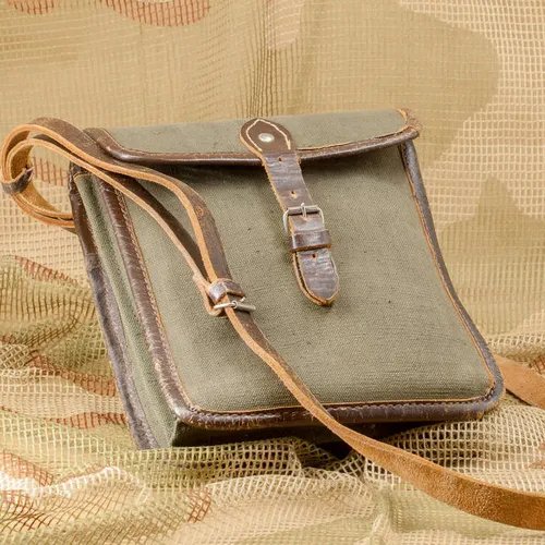 กระเป๋าผ้าแคนวาสผสมหนังแท้ที่แสดงร่องรอยจากการใช้งาน