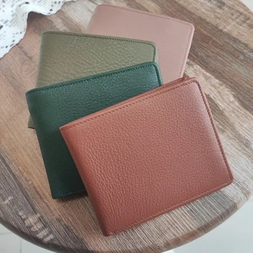 กระเป๋าสตางค์หนังคุณภาพดีหลากสีสันวางซ้อนกัน