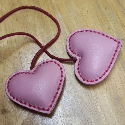 ที่ห้อยกระเป๋าหนังแท้รูปหัวใจ สีสวย งานแฮนด์เมดเย็บมือ สำหรับตกแต่งกระเป๋าและพวงกุญแจ - 01