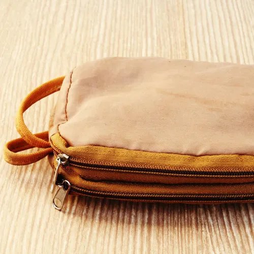 การเช็ดฝุ่นเบื้องต้นบนกระเป๋าผ้าก่อนทำความสะอาด