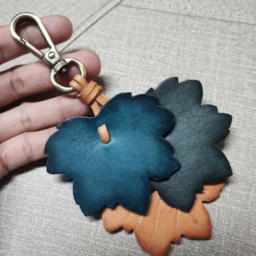 พวงกุญแจใบไม้หนังแท้สีน้ำตาล งานแฮนด์เมดดีไซน์วินเทจสำหรับห้อยกุญแจรถและตกแต่งกระเป๋า - 02