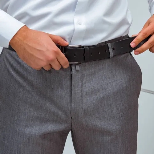 ชายหนุ่มกำลังใส่เข็มขัดหนังที่สะอาดไร้กลิ่น